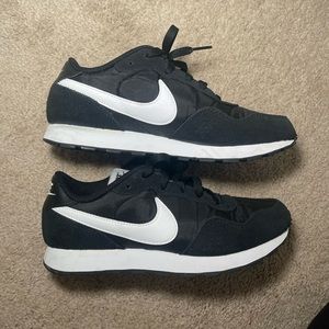 Nike shoes! Kids size 5Y which is equivalent to 7 US women.